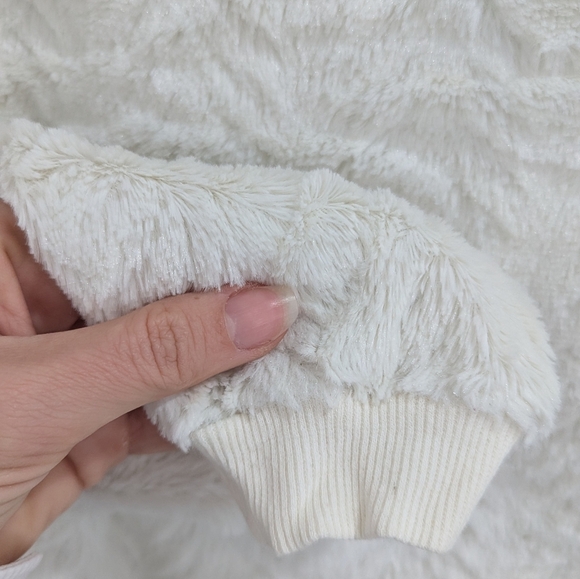 White Plush Soft Sweater – Textured & Comfy – Size M - Picture 3 of 4